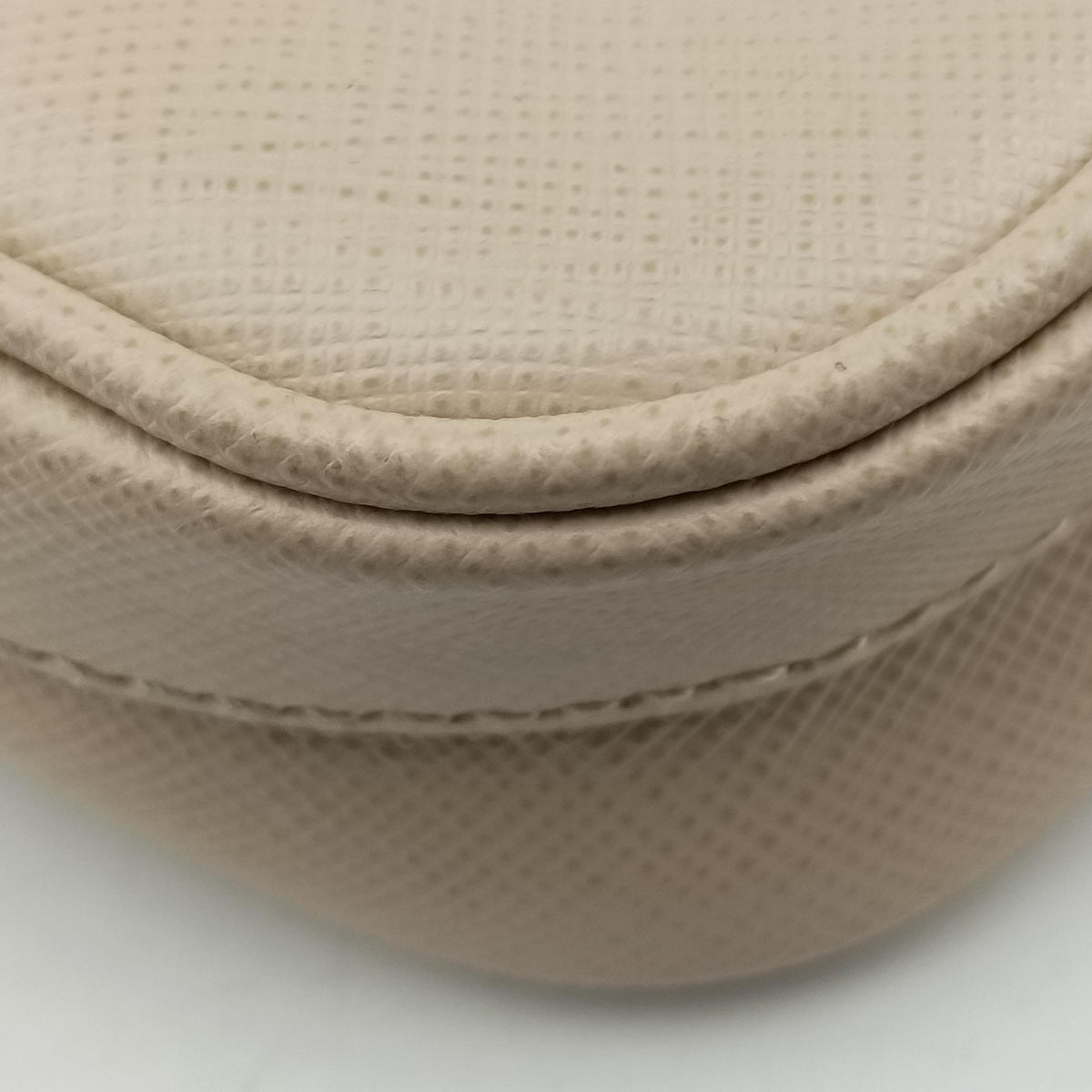 Secondhand Prada Re-Edition 2005 Beige SAFFIANO Leather 1BH204 shoulderbag | stylenewstar