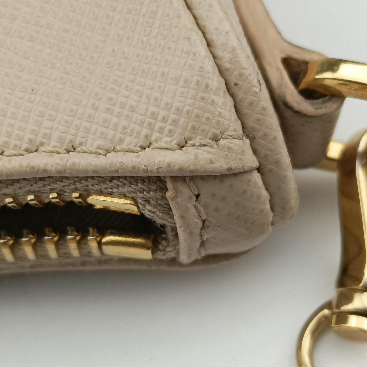 Secondhand Prada Re-Edition 2005 Beige SAFFIANO Leather 1BH204 shoulderbag | stylenewstar