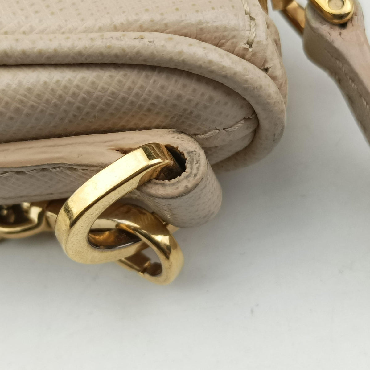 Secondhand Prada Re-Edition 2005 Beige SAFFIANO Leather 1BH204 shoulderbag | stylenewstar