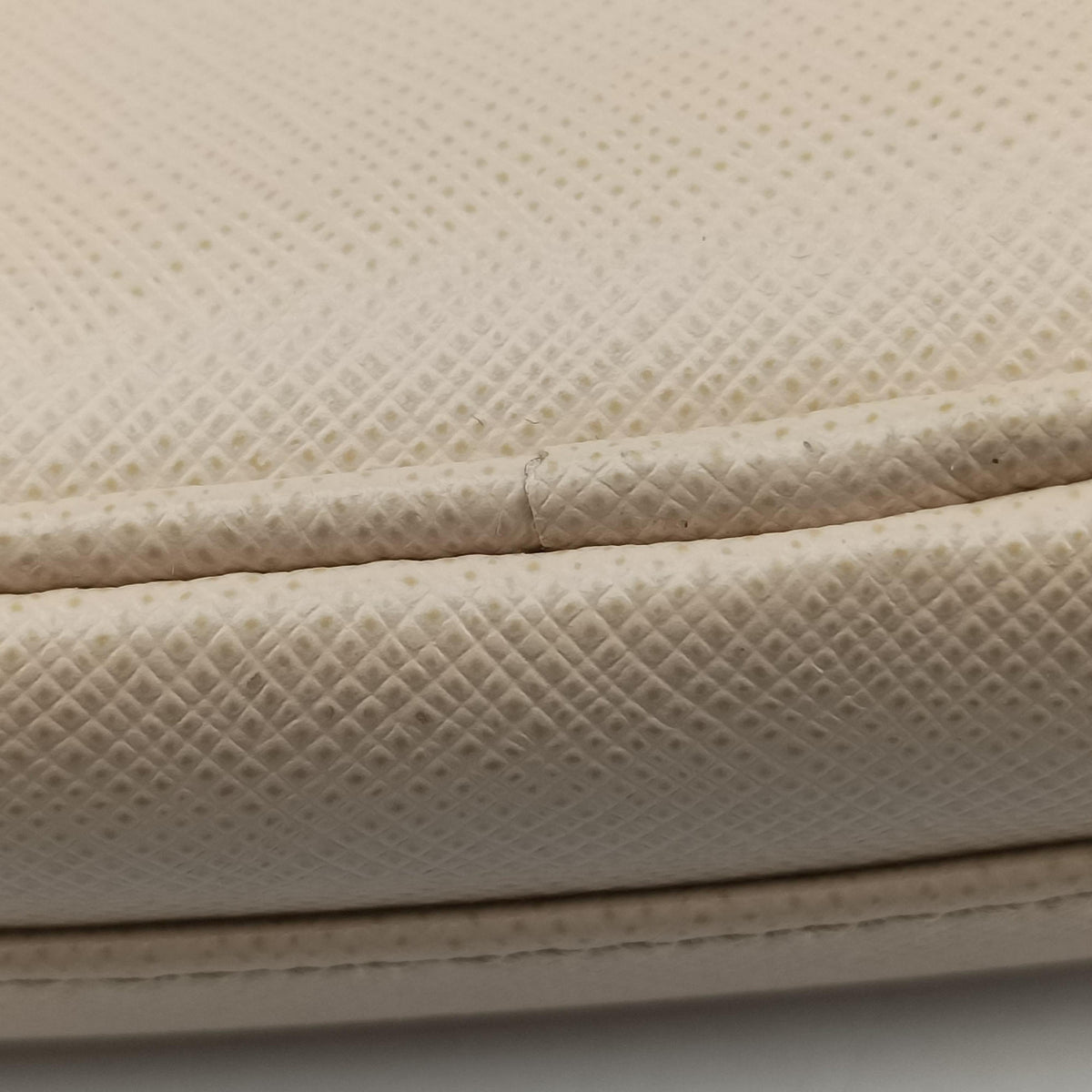 Secondhand Prada Re-Edition 2005 Beige SAFFIANO Leather 1BH204 shoulderbag | stylenewstar