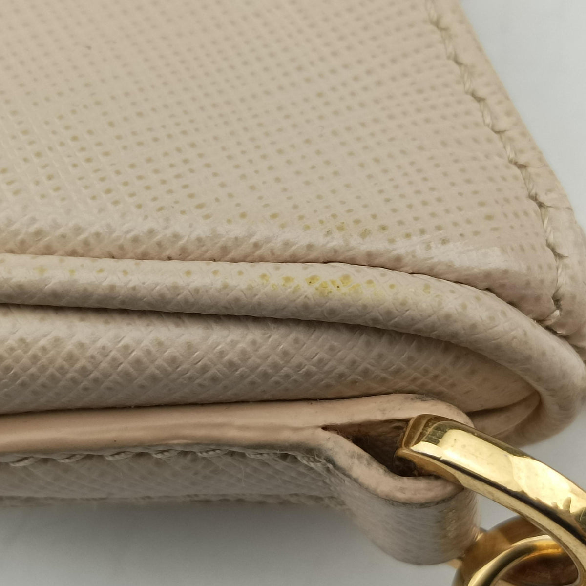 Secondhand Prada Re-Edition 2005 Beige SAFFIANO Leather 1BH204 shoulderbag | stylenewstar