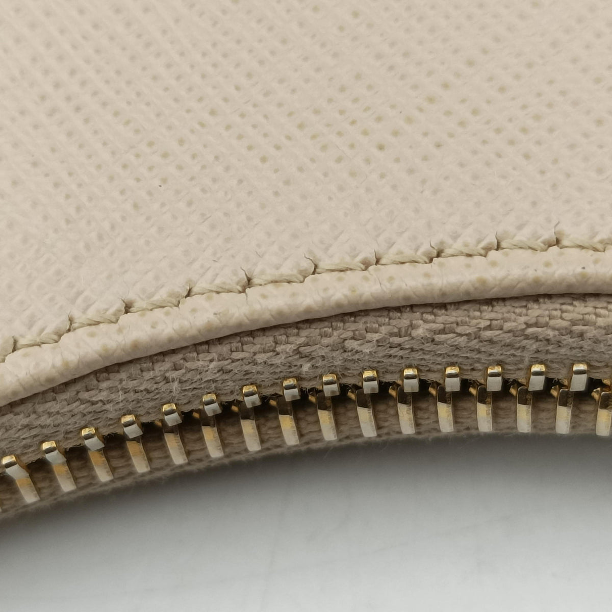 Secondhand Prada Re-Edition 2005 Beige SAFFIANO Leather 1BH204 shoulderbag | stylenewstar