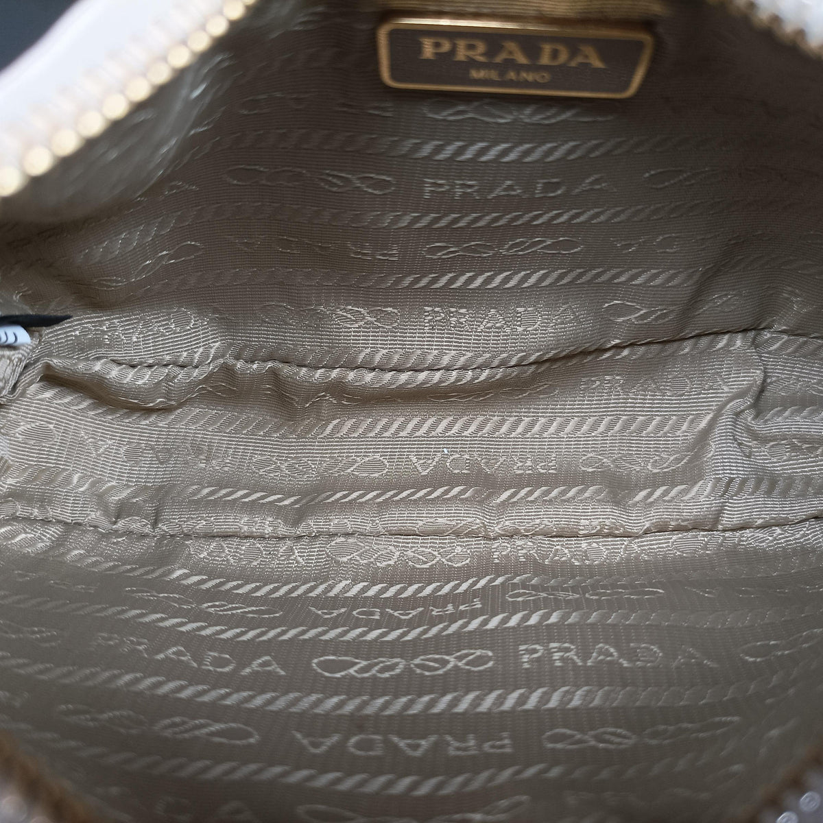 Secondhand Prada Re-Edition 2005 Beige SAFFIANO Leather 1BH204 shoulderbag | stylenewstar