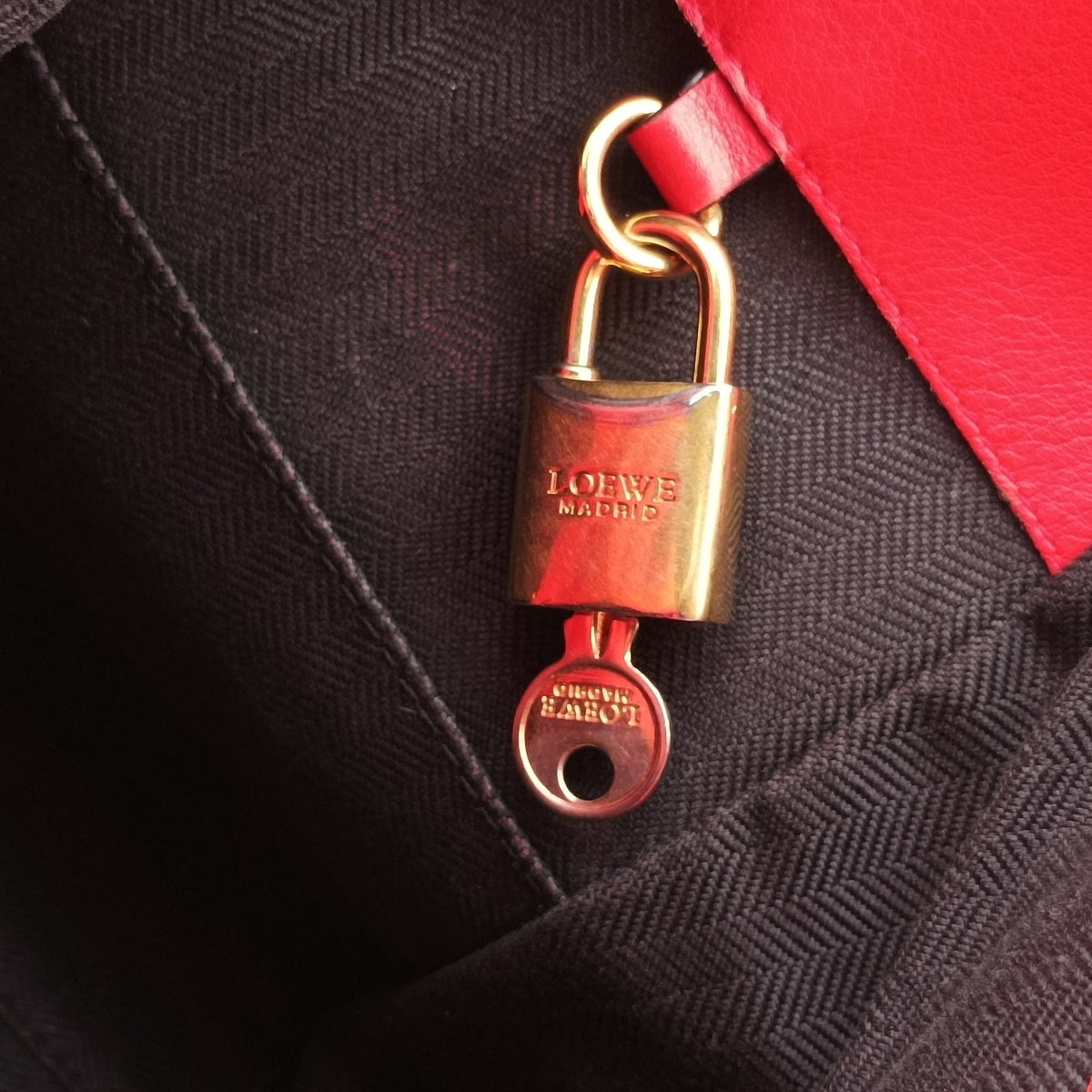 Pre-owned Loewe hammock Red leather  shoulderbag | stylenewstar